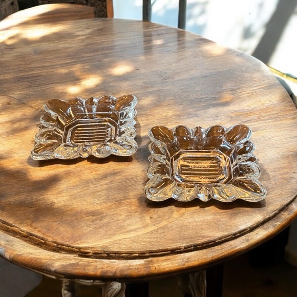 Elegant Glass Ashtrays - Picture 3 of 5